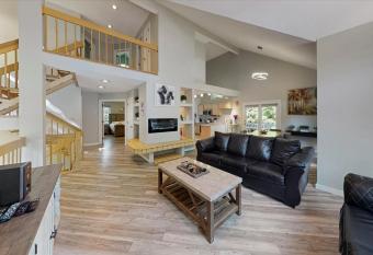 Beautiful Ski & Mountain View Home by the Lake has rooms with a private hot tub