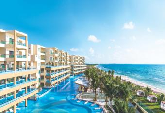 Generations Riviera Maya Family Resort - All Inclusive has rooms with a private hot tub