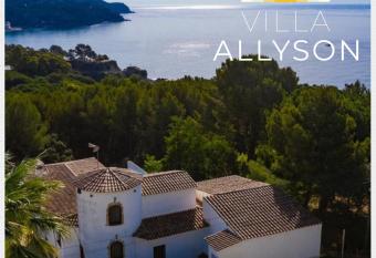 Villa Allyson B&B allows 18 year olds to book a room