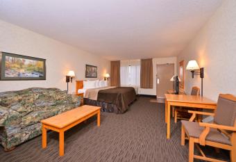 Kelly Inn and Suites Mitchell has rooms with a private hot tub