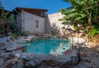 Hemdatya Stone Suites In The Galilee allows 18 year olds to book a room
