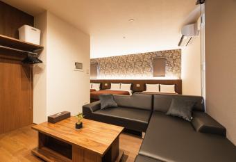 GRAND BASE Hakata Gofuku has rooms with a private hot tub