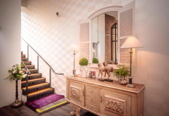 Hotel 115 allows 18 year olds to book a room