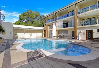 Eden by the Bay has rooms with a private hot tub