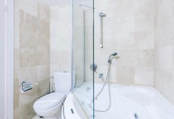 Herzlia sea view has rooms with a private hot tub