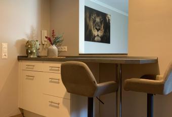 African Suite - Maintal bei Frankfurt allows 18 year olds to book a room