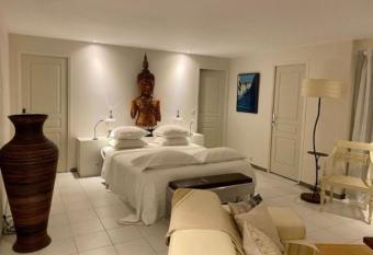 La cact  e singuli  re allows 18 year olds to book a room