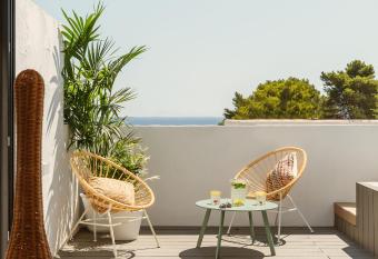 Nativo Hotel Ibiza has rooms with a private hot tub