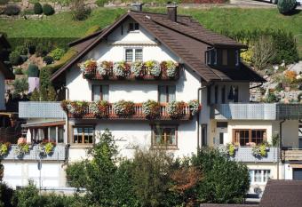 G  stehaus und Ferienwohnung B  chle allows 18 year olds to book a room