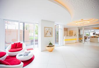 Hotel Krone OHG allows 18 year olds to book a room