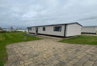 Lovely 2-Bed Caravan in Prestonpans has Balcony rooms