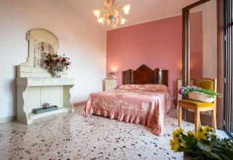 MonrealExperience allows 18 year olds to book a room