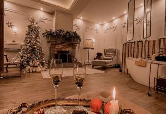 Belle, Littleparis has rooms with a private hot tub