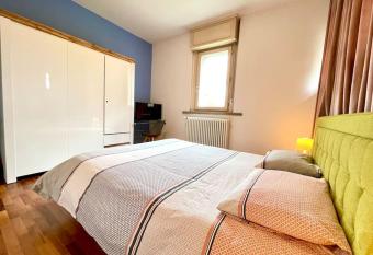 Chic Apartment - River View - Free Parking and WIFI allows 18 year olds to book a room