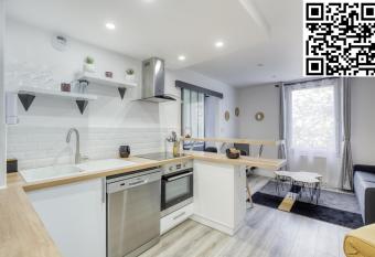 J-Mo Home - Magny - Moderne et chaleureux allows 18 year olds to book a room