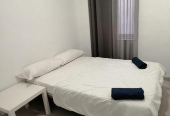 ROOM IN THE CENTER OF ALICANTE! allows 18 year olds to book a room