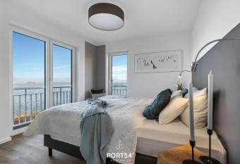 L  tthoorn allows 18 year olds to book a room