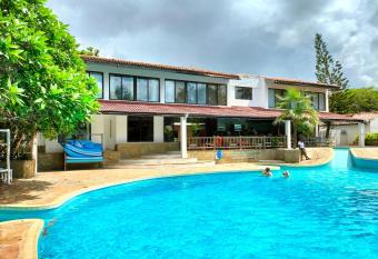 Flamboyant Diani Beach has Balcony rooms