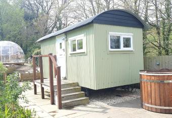 Penlea Retreat Luxury Coastal Shepherds Hut 5 Minute Walk to Pubs and Village allows 18 year olds to book a room