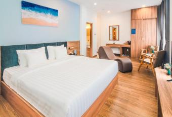 Grand Lee Hotel allows 18 year olds to book a room