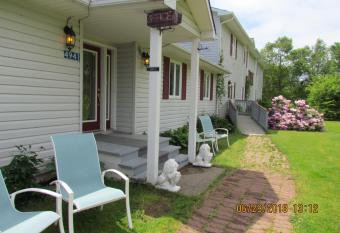 Shepody Bay Inn has rooms with a private hot tub