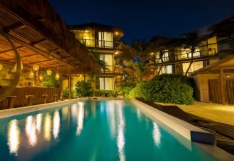 Akkuun Tulum - Adults Only has rooms with a private hot tub