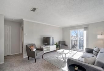 Relaxing 1BR Suite and Swimming Pool allows 18 year olds to book a room