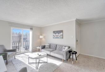 Quaint 1BR Midland Getaway and Private Balcony has Balcony rooms