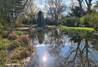The Reading whole chalet with lake and two acre gardens has Balcony rooms