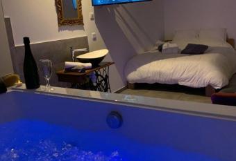 Elle & Lui en Jacuzzi has Balcony rooms