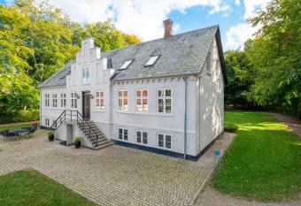 Kragsbjerggaard allows 18 year olds to book a room