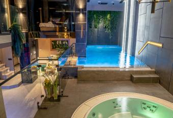 Marconio Wellness Private Pool & SPA - City Center has rooms with a private hot tub