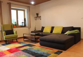 Apartm  n Dom  ekov   allows 18 year olds to book a room