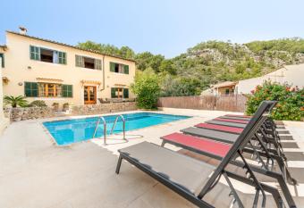 Can Roseta has Balcony rooms