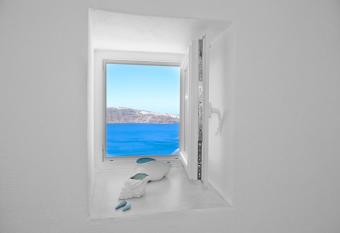 Elegant Santorini House - 1 Bedroom - Villa Windswept House - Amazing Caldera View and Outdoor Hot Tub - Oia allows 18 year olds to book a room