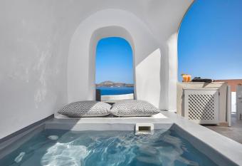 Elegant Santorini House Villa Sensational Caldera View-Outdoor Hot Tub Oia allows 18 year olds to book a room