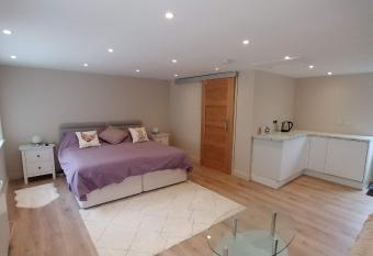 The Garden Room, 1 Heath Cottage has Balcony rooms