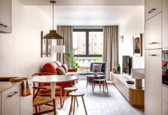 Apartahotel L  bere Vitoria allows 18 year olds to book a room