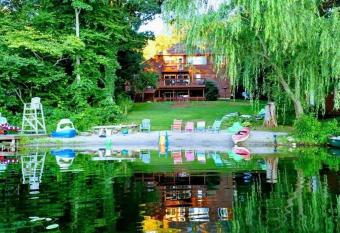 Bolton Lake Home has Balcony rooms