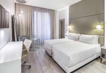 VH Eurostar Tirana Hotel Congress & Tirana Spa has rooms with a private hot tub