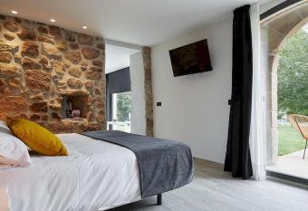 Oribar Casa Rural has rooms with a private hot tub
