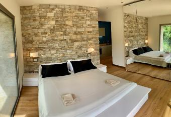 LA FORESTALE Luxury Ecolodge Piano Terra- Appt allows 18 year olds to book a room