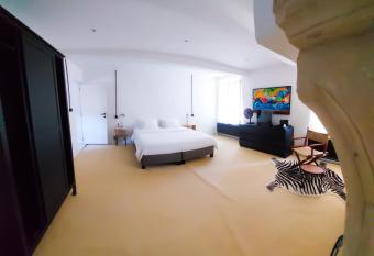 B&B at Haras Petit-Hallet allows 18 year olds to book a room