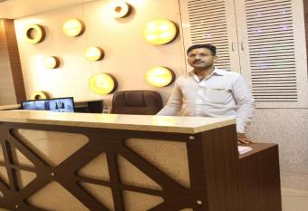 HOTEL RK PALACE has rooms with a private hot tub