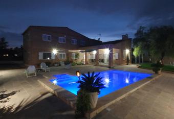 Maravisa allows 18 year olds to book a room