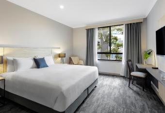 Oaks Sydney North Ryde Suites has Balcony rooms
