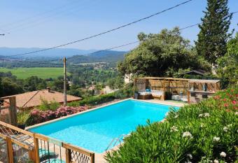 La maison du petit Thomas has Balcony rooms
