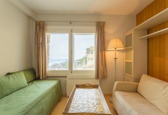 Apartamentos Bluettravel Parador 1 allows 18 year olds to book a room