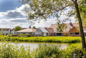 Kingfisher Hotel, Golf and Country Club has rooms with a private hot tub