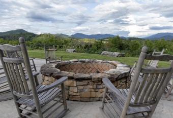 Modern Cades Cove Condo- Mountain Views, Community Pool and Fire Pit, Private Patio has Balcony rooms